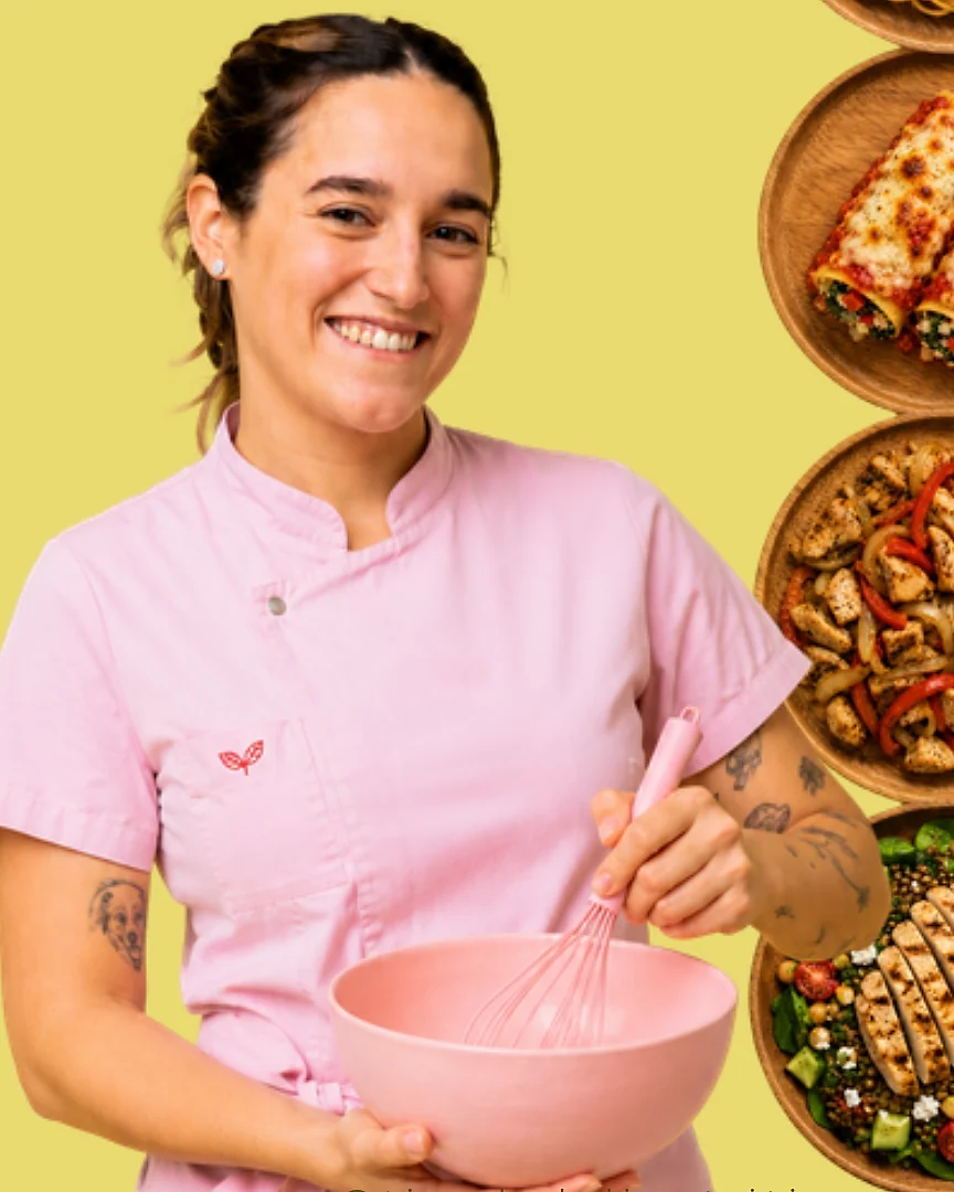 Valentina Zapata, licenciada en Nutrición, con ambo rosa, preparando una receta