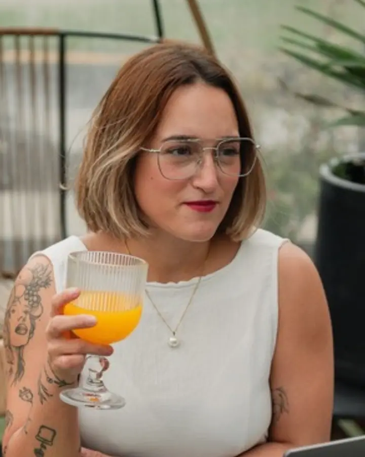 Valentina Zapata, licenciada en nutrición, con un jugo de naranja